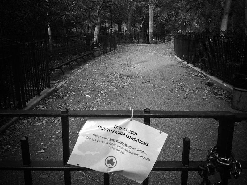 Illustration for article titled These Black And White Photos Of Lower Manhattan After The Storm Are Deeply Haunting